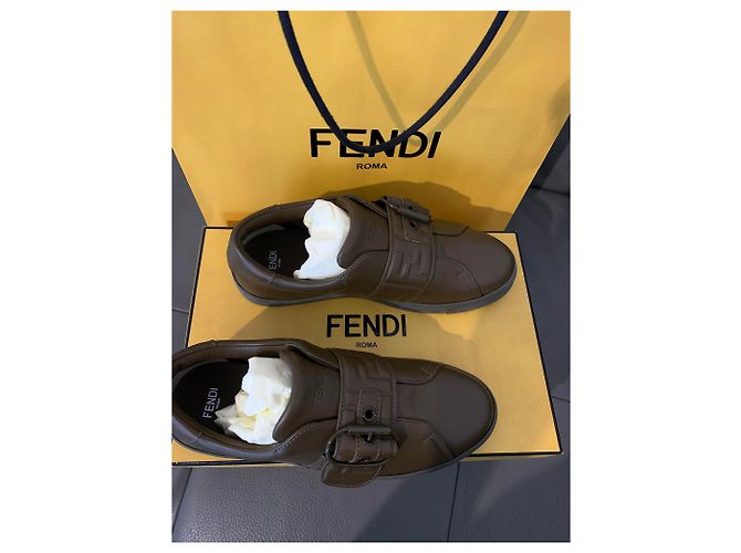 Fendi Sneaker aus braunem Leder - Ansicht 2