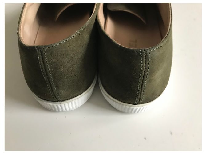 Chanel Baskets basses en daim Blanc Kaki - vue 16