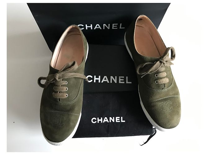 Chanel Baskets basses en daim Blanc Kaki - vue 2