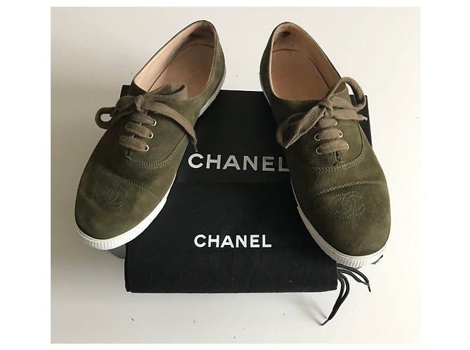 Chanel Baskets basses en daim Blanc Kaki - vue 22