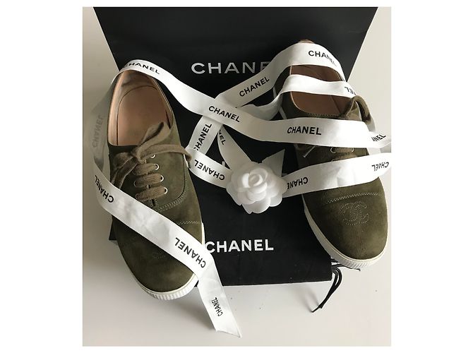 Chanel Baskets basses en daim Blanc Kaki - vue 23