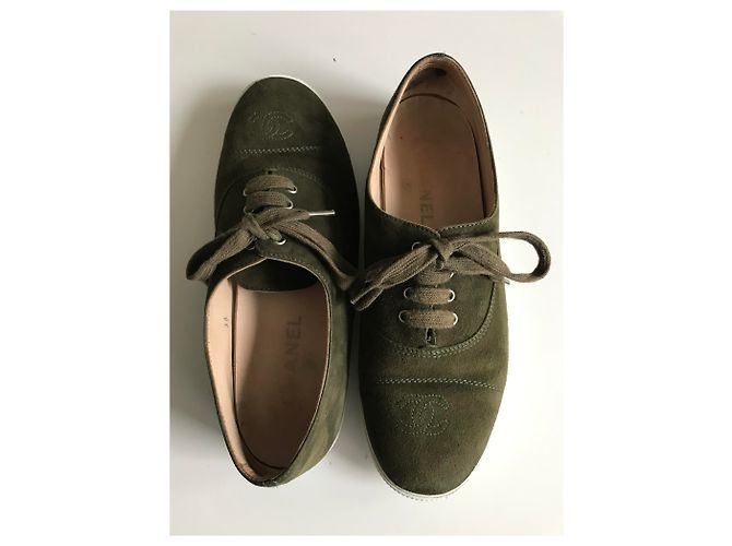 Chanel Baskets basses en daim Blanc Kaki - vue 3