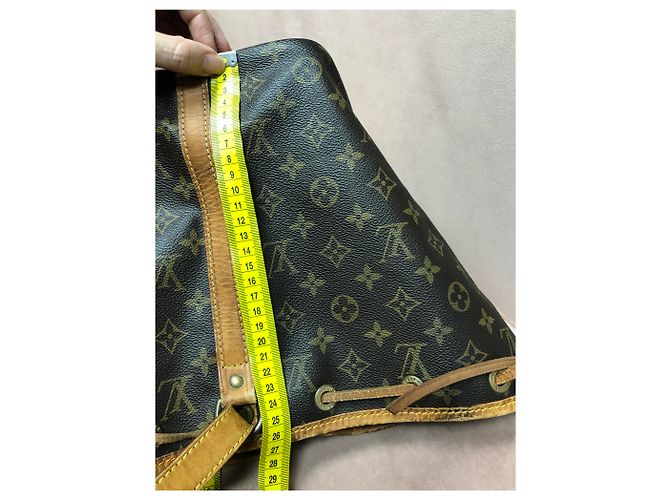 Louis Vuitton Noe PM Borsa a mano marrone in pelle e tela - vista 17