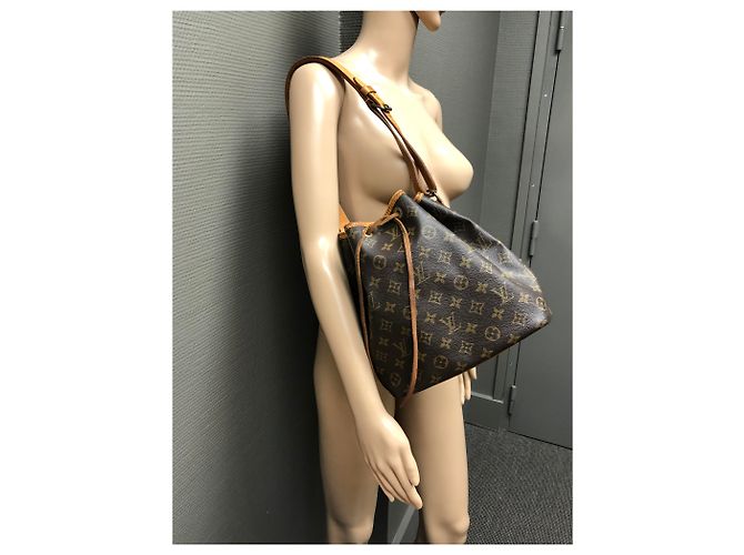 Louis Vuitton Noe PM Borsa a mano marrone in pelle e tela - vista 4