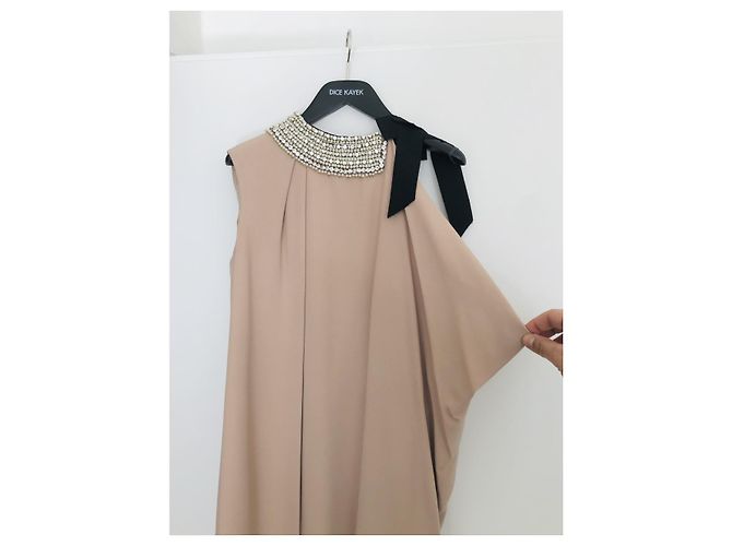 Hermoso vestido cruzado nude con drapeado asimétrico de DICE KAYEK. Carne - vista 2