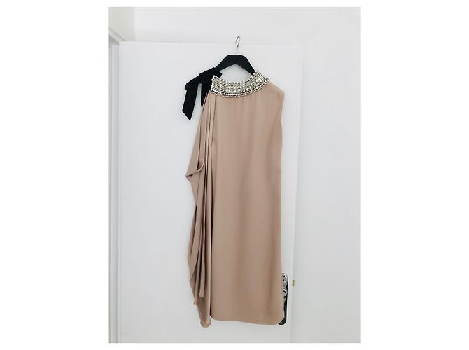Hermoso vestido cruzado nude con drapeado asimétrico de DICE KAYEK. Carne - vista 3