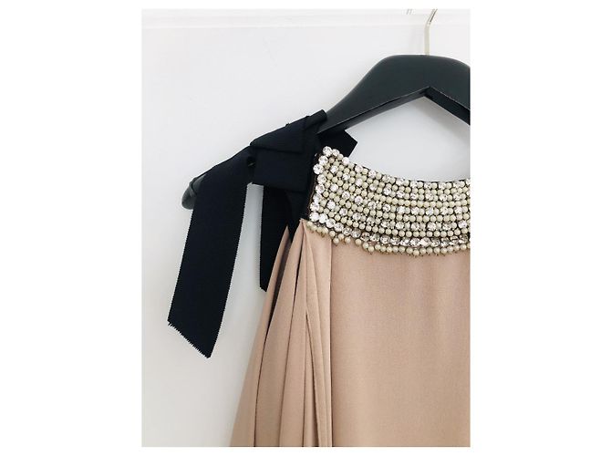 Hermoso vestido cruzado nude con drapeado asimétrico de DICE KAYEK. Carne - vista 5