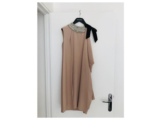 Hermoso vestido cruzado nude con drapeado asimétrico de DICE KAYEK. Carne - vista 6