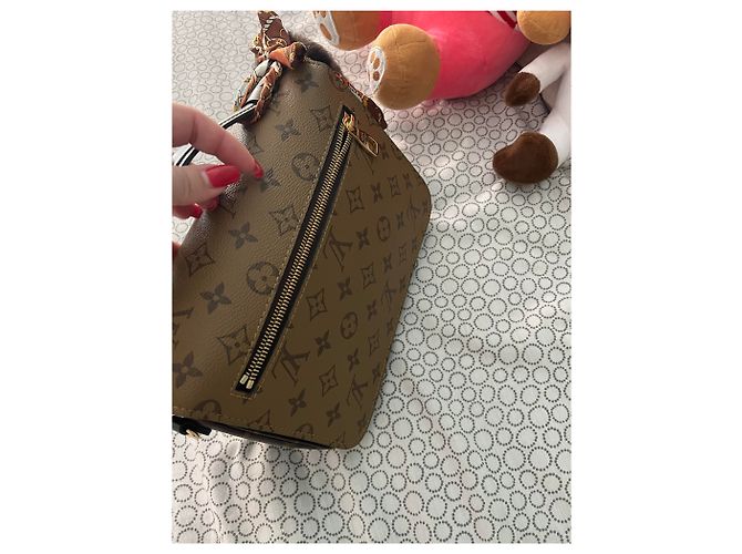 Louis Vuitton Pochette Metis Monogram Reverse Caramel Caramello - vista 2