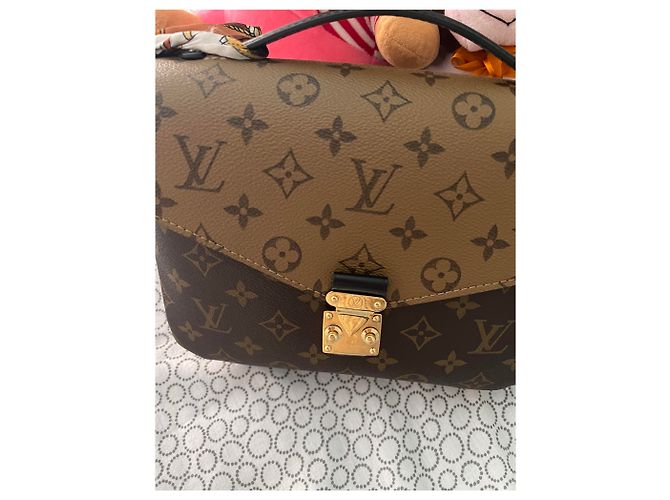 Louis Vuitton Pochette Metis Monogram Reverse Caramel Caramello - vista 5