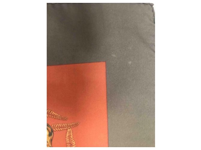 Foulard Hermès in seta kaki tema caccia H de Linarès Cachi - vista 2