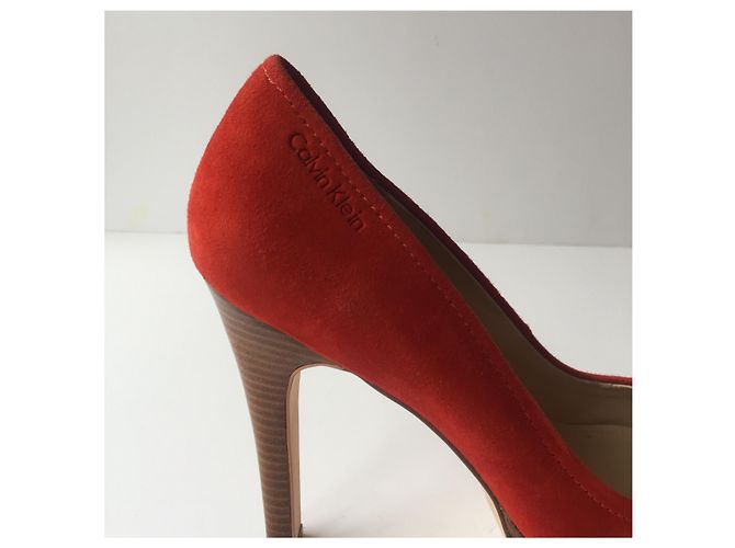 Calvin Klein Pumps aus rotem Wildleder - Ansicht 2