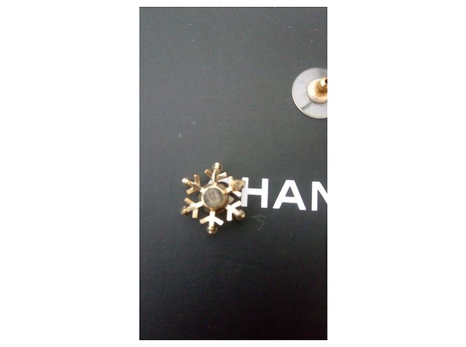 Orecchini fiocco di neve Chanel Gold hardware - vista 2