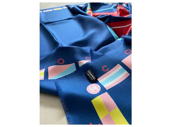 Estolas azules de Chanel - vista 4