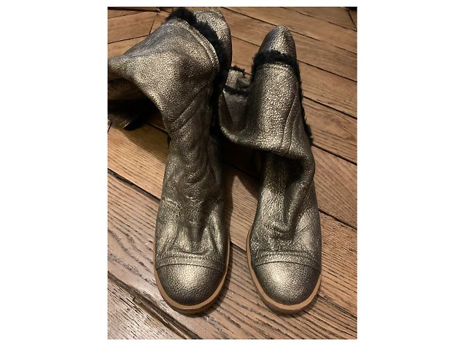 Stivali Chanel in pelle oro e nero D'oro - vista 3