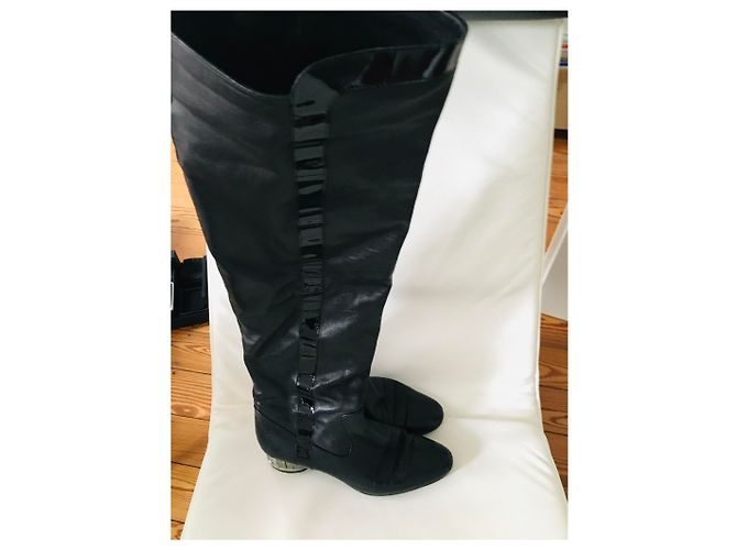 Botas sobre la rodilla Chanel de charol negro Hardware de plata - vista 10