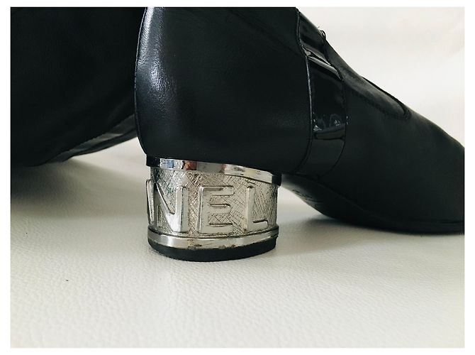 Botas sobre la rodilla Chanel de charol negro Hardware de plata - vista 18
