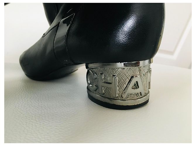Botas sobre la rodilla Chanel de charol negro Hardware de plata - vista 19