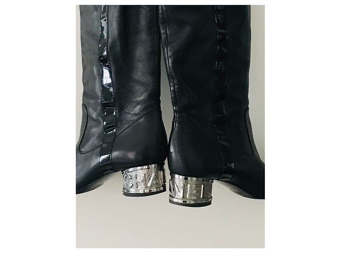 Botas sobre la rodilla Chanel de charol negro Hardware de plata - vista 2