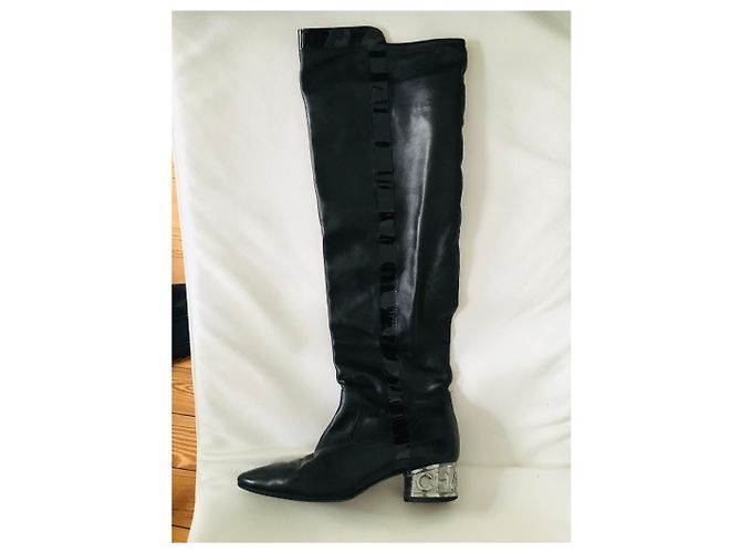 Botas sobre la rodilla Chanel de charol negro Hardware de plata - vista 20