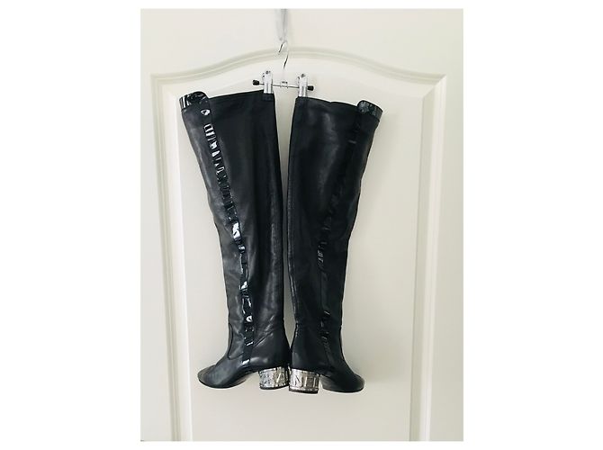 Botas sobre la rodilla Chanel de charol negro Hardware de plata - vista 4