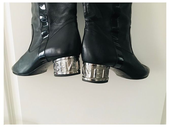 Botas sobre la rodilla Chanel de charol negro Hardware de plata - vista 5