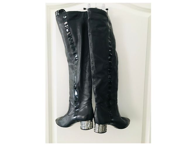 Botas sobre la rodilla Chanel de charol negro Hardware de plata - vista 6