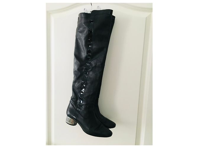 Botas sobre la rodilla Chanel de charol negro Hardware de plata - vista 7