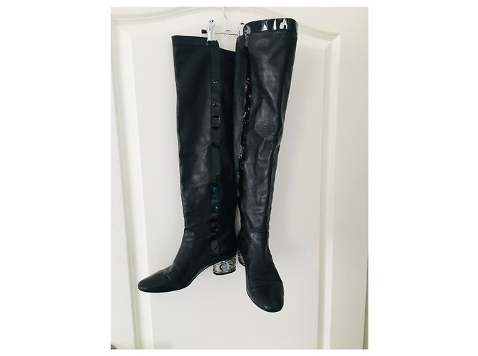 Botas sobre la rodilla Chanel de charol negro Hardware de plata - vista 8
