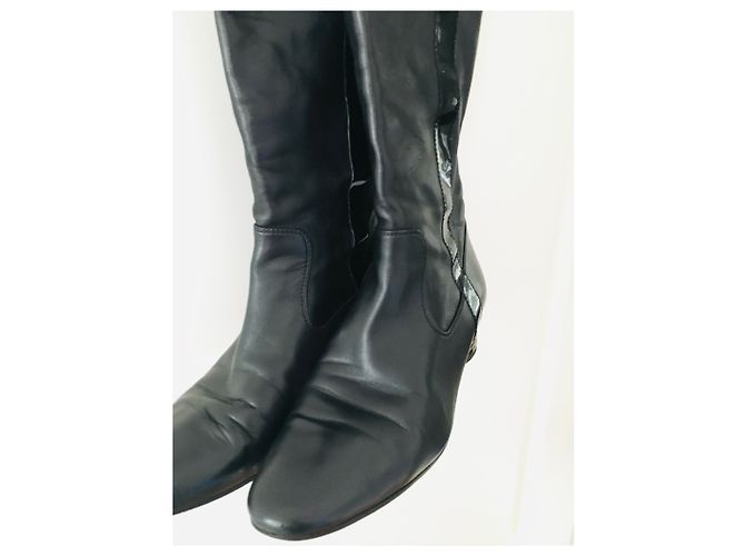 Botas sobre la rodilla Chanel de charol negro Hardware de plata - vista 9