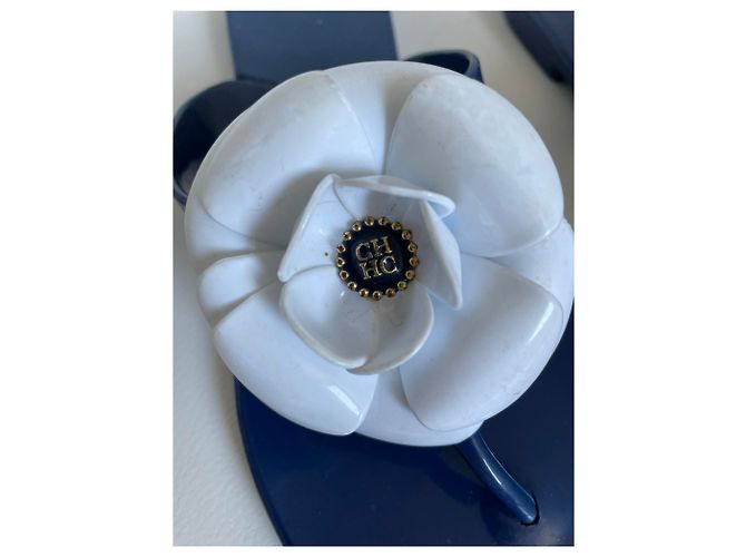 Carolina Herrera Ciabatte da spiaggia blu scuro con camelia - vista 2