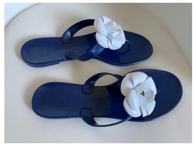 Carolina Herrera Ciabatte da spiaggia blu scuro con camelia - vista 3