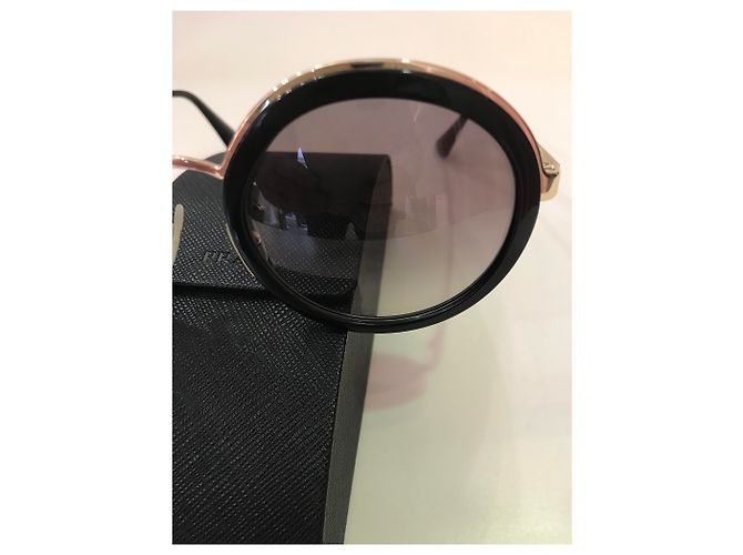 Occhiali da sole Prada neri in acetato con dettagli oro Gold hardware - vista 3