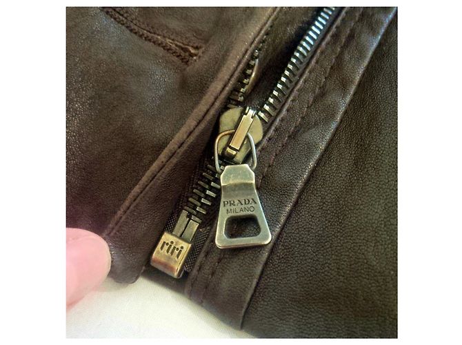 Prada Jacke aus Nappalammleder. Dunkelbraun. mit breiten Revers gefüttert. - Ansicht 10