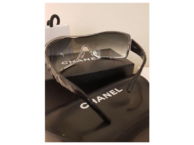 Cambon Occhiali da sole Chanel Montaigne Acetato Nero Blu Navy - vista 2
