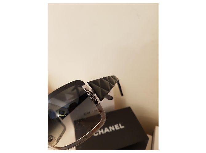 Cambon Occhiali da sole Chanel Montaigne Acetato Nero Blu Navy - vista 3