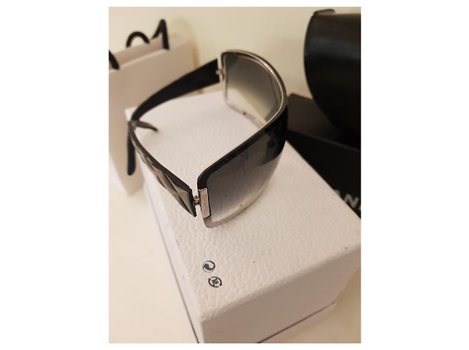 Cambon Occhiali da sole Chanel Montaigne Acetato Nero Blu Navy - vista 6