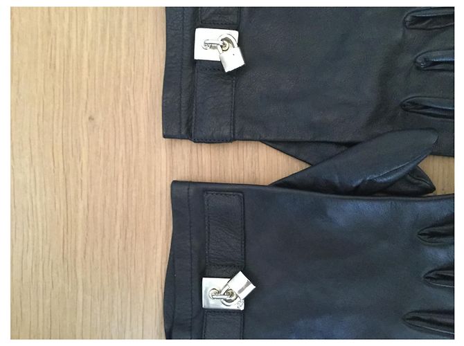 Guess Lederhandschuhe Schwarz mit silbernen Vorhängeschlössern - Ansicht 2