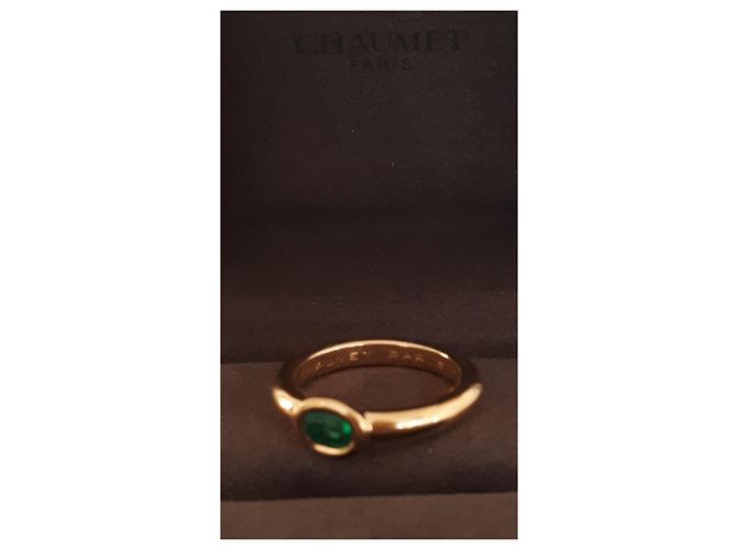 Chaumet gold and emerald ring - view 3