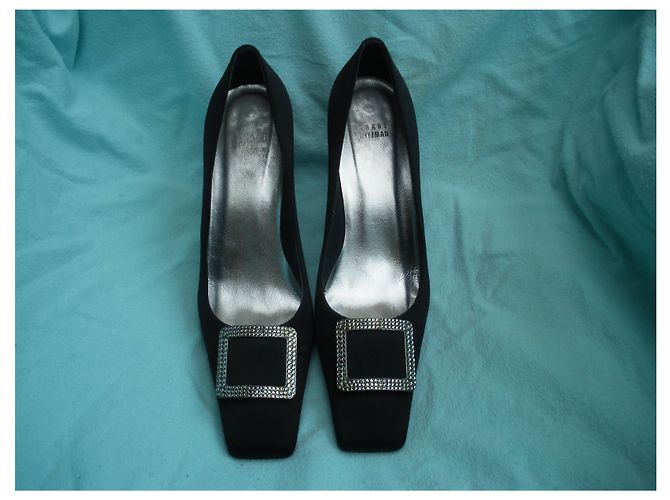 Stuart Weitzman Pumps aus schwarzem Satin mit Schmuckschließe Größe 41 - Ansicht 2