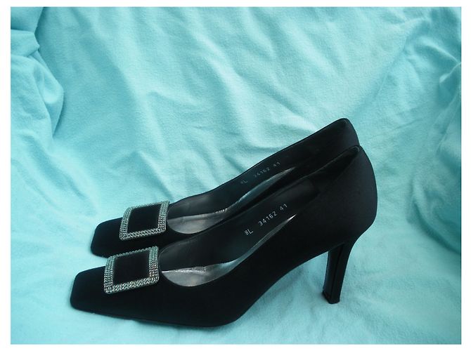 Stuart Weitzman Pumps aus schwarzem Satin mit Schmuckschließe Größe 41 - Ansicht 3