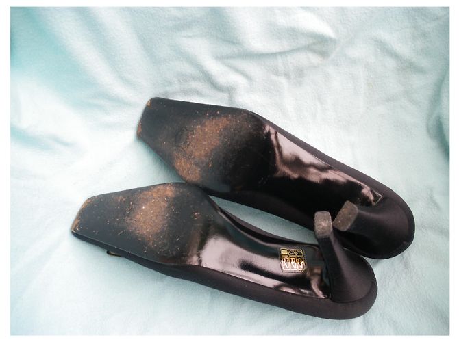 Stuart Weitzman Pumps aus schwarzem Satin mit Schmuckschließe Größe 41 - Ansicht 6