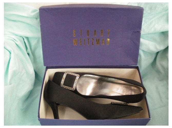 Stuart Weitzman Pumps aus schwarzem Satin mit Schmuckschließe Größe 41 - Ansicht 7