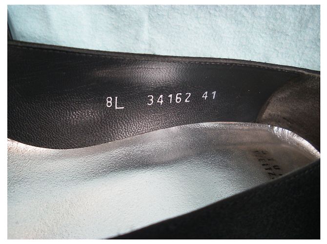 Stuart Weitzman Pumps aus schwarzem Satin mit Schmuckschließe Größe 41 - Ansicht 8