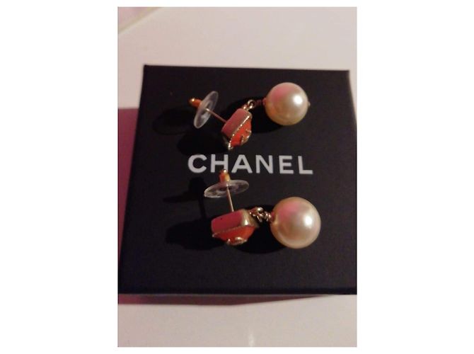 Orecchini Chanel in metallo e resina oro Gold hardware - vista 2