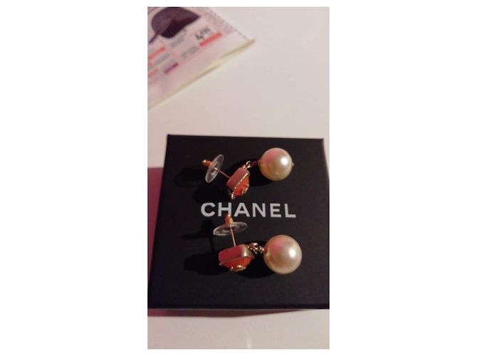 Orecchini Chanel in metallo e resina oro Gold hardware - vista 3