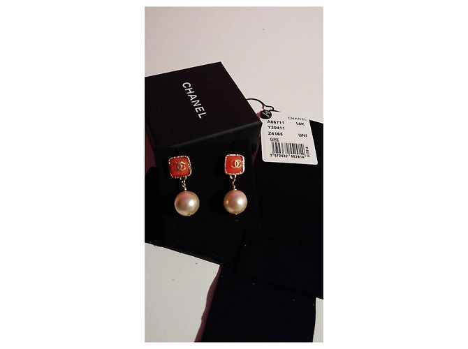 Orecchini Chanel in metallo e resina oro Gold hardware - vista 4