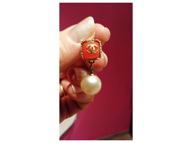 Orecchini Chanel in metallo e resina oro Gold hardware - vista 5