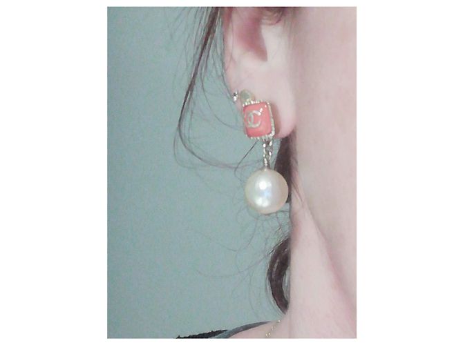 Orecchini Chanel in metallo e resina oro Gold hardware - vista 6