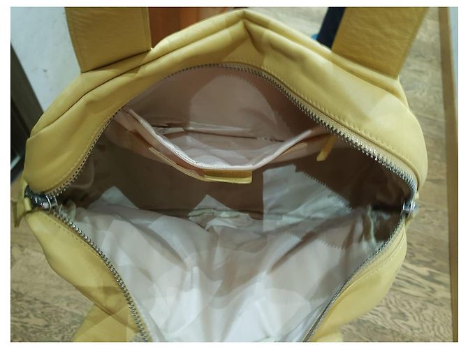 Krizia Umhängetasche aus gelbem Leder - Ansicht 11